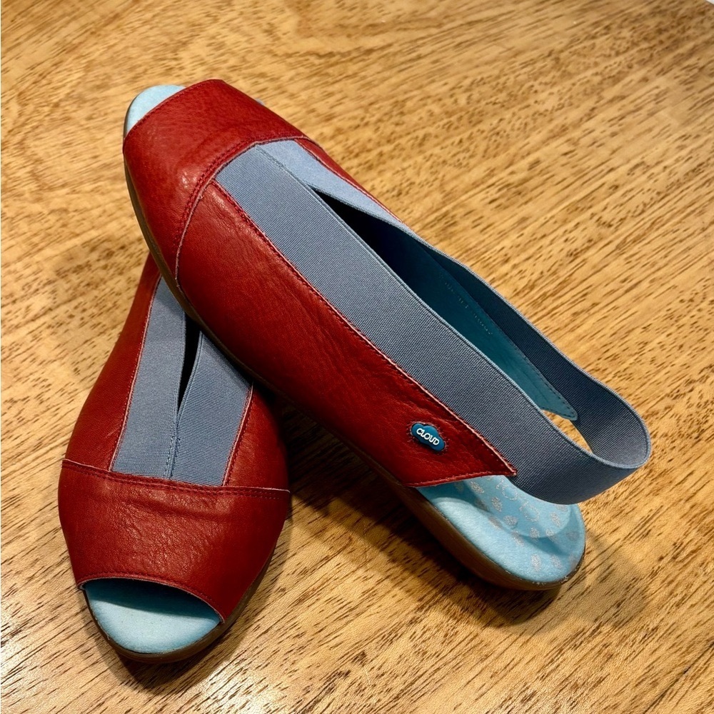 Cloud Caliber Leather Open Toe Sandal Stretch Strap Euro 40 US 9 Red & Blue